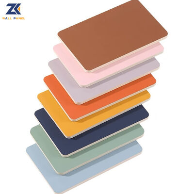 يزود المصنعون المزخرفون ألواح الجدران المصنوعة من قشرة الخشب المركب المصنوعة من الجلد